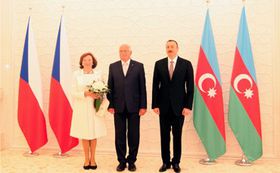 Чеський президент Вацлав Клаус з дружиною і президент Азербайджану Ільхам Алієв   - Маса приводів є