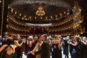 Фото: Ples v opeře   Державний оперний театр столиці Чехії перетвориться в бальний зал 8 лютого