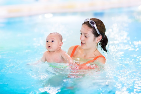 При регулярних (не менше 3-4 разів на тиждень) заняттях до 4-5 місяців дітки вже можуть триматися на воді самостійно в положенні на спині