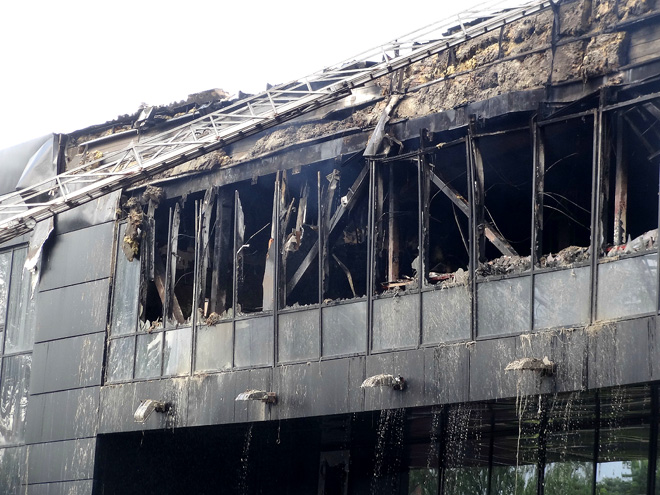 Пожежні служби, задіяні в гасінні пожежі, поки не можуть сказати, наскільки пошкоджена будівля і наскільки можлива його реконструкція, - розповідає піар-директор ХК «Донбас» Ксенія Цукарева