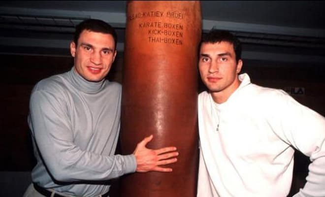 У листопаді 1996 року після успішної кар'єри в любительському боксі (95 перемог, 80 нокаутів, 15 поразок) дебютував на професійному рингу одночасно з братом Володимиром