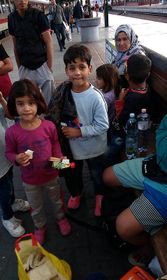 Ілюстративне фото: Офіційний фейсбук «Хочу допомогти біженцям на Головному вокзалі»   Ми повертаємося в зал приїздів до решти волонтерам