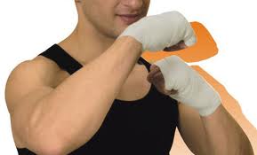 Особливу увагу боксери приділяють бинтування великого пальця, оскільки при нанесенні бічні ударів цей палець виявляється найменш захищеним