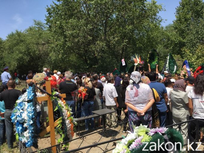 Проводити фігуриста в останню путь прийшли тисячі казахстанців