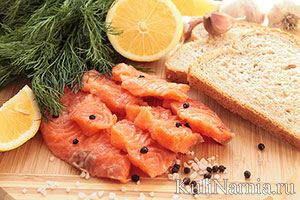 Солону сьомгу запросто можна назвати універсальним продуктом, адже з цієї червоною рибою можна приготувати безліч закусочних страв і святкових салатів