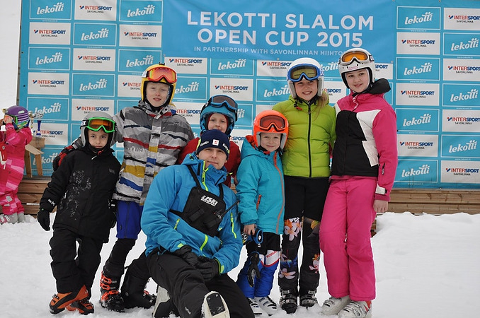 Новачкам, школа пропонує заняття, які спираються на австрійську покрокову методику SmartSnow, здатну навчити швидко і безпечно кататися на гірських лижах