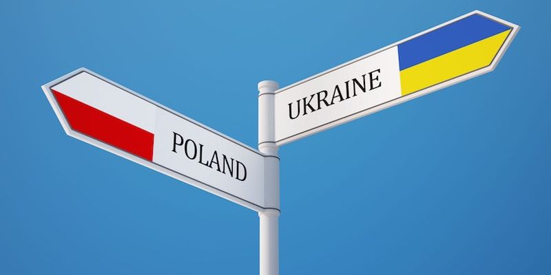 Ті, хто виїжджає   на роботу в Польщу   , Рано чи пізно стикаються з несподіваним запитанням - як швидко, безпечно і головне з мінімальними втратами відправити зароблені кошти в Україну (Росію чи Білорусь)