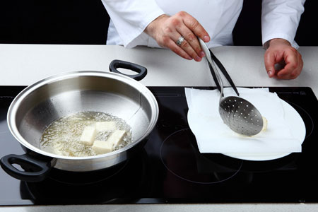 Потім тофу вийняти і покласти на серветки, щоб скло зайве масло