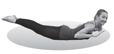 Одночасно піднімайте ноги і верхню частину тіла і утримуйте їх в такому положенні 20-30 секунд