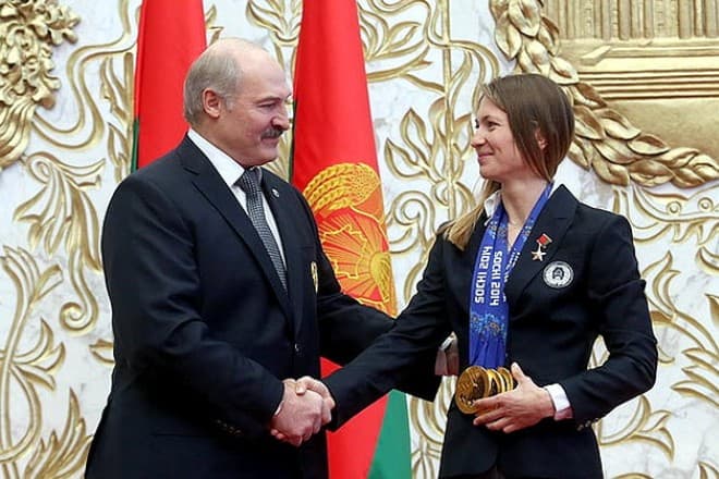 В цей же день Дарину Домрачева привітав президент   Олександр Лукашенко   , А також удостоїв її звання «Герой Білорусі»