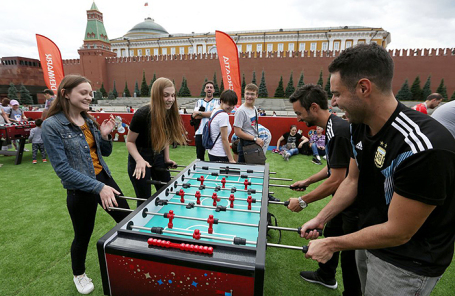 Російські гості парку, з якими поспілкувалася кореспондент Business FM, також не проти футбольного свята на головній площі країни   У Парку футболу на Красній площі