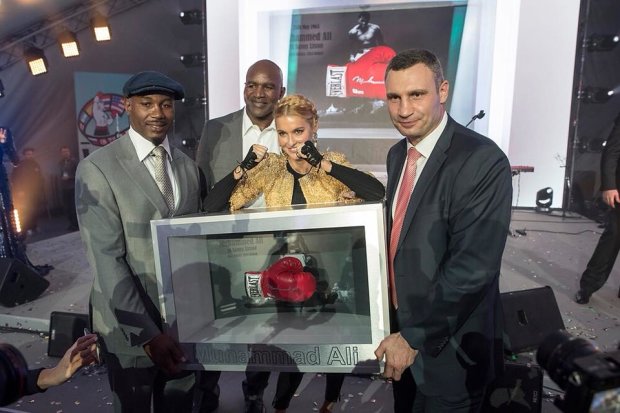 У Києві в рамках 56-го конгресу Всесвітньої боксерської ради WBC пройшов благодійний аукціон, на якому зібрали близько $ 200 тис