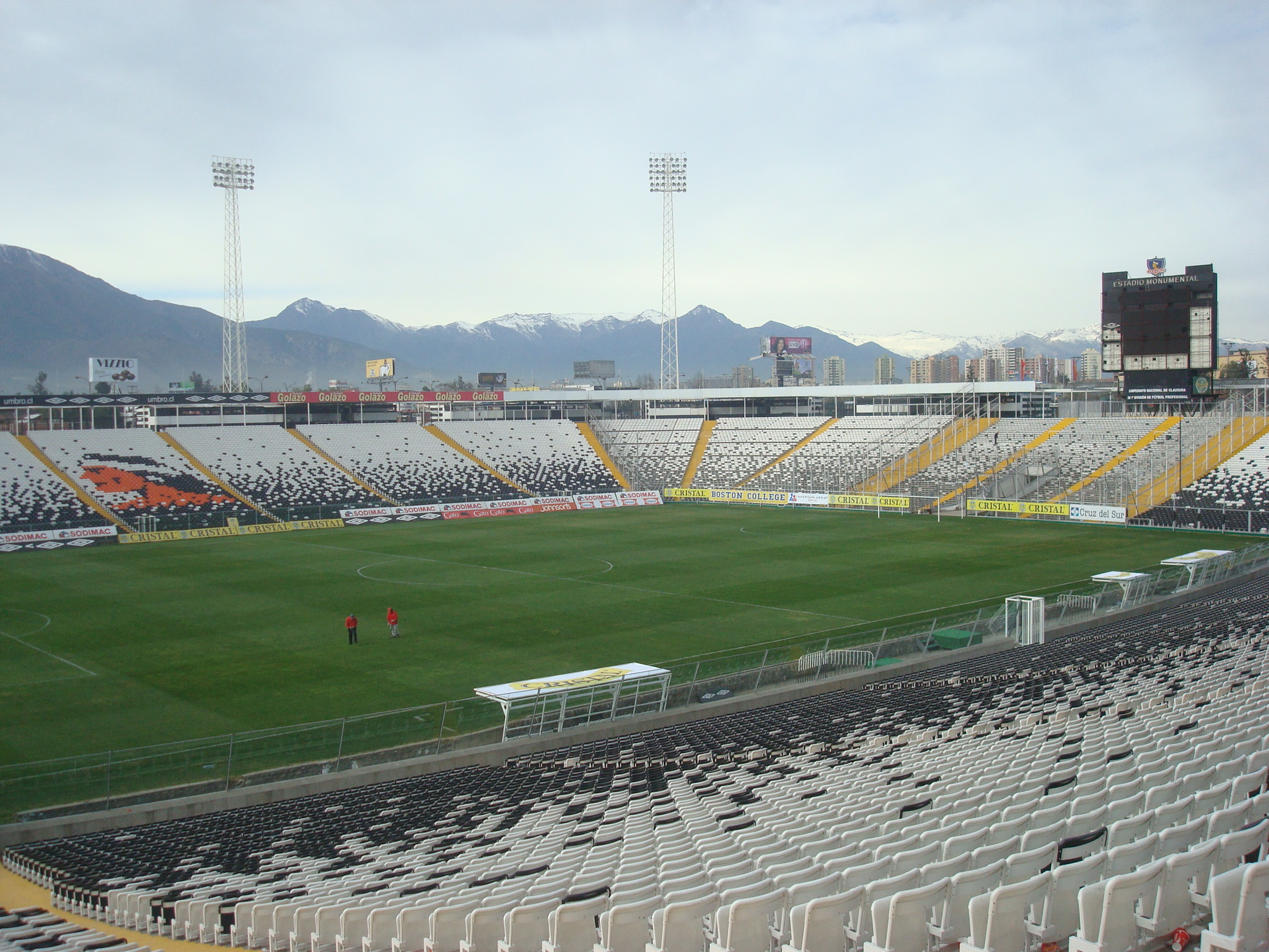 Крім Коло-Коло цей стадіон на правах оренди використовується іншими чилійськими клубами для участі на міжнародній арені, а також є резервним стадіоном для національної збірної Чилі