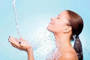 Контрастний душ з чергуванням прохолодною і теплої води побалує шкіру грудей, підвищить її тонус, посилить кровообіг