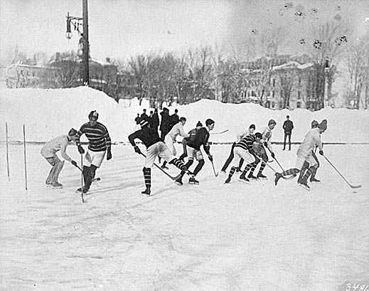 В Україні хокей побачили в березні 1910-го, коли пройшов показовий турнір на ковзанці Стрийського парку у Львові