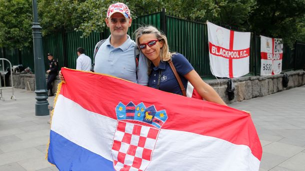 11 липня 2018, 15:33 Переглядів:   Хорватські вболівальники на тлі англійських прапорів