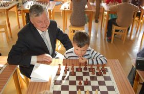Анатолій Карпов (Фото: ЧТК)   Поки в школу в Буштеград, яка носить ім'я Карпова, записалося 18 школярів, які будуть розділені на групи в залежності від ступеня їх шахової підготовки
