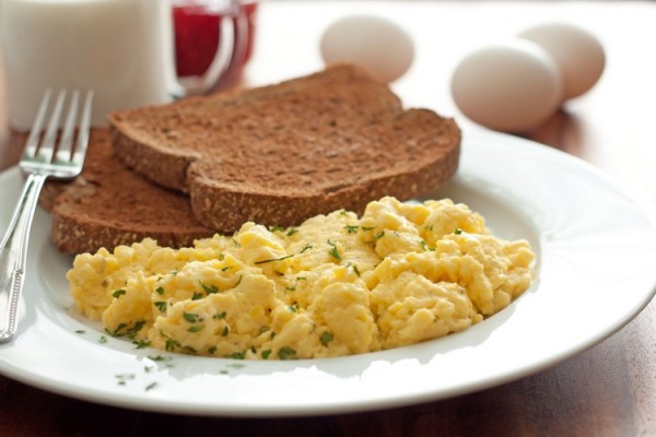 Є багато чудових рецептів з використанням яєць, які мають прекрасний смак і при цьому готуються всього кілька хвилин