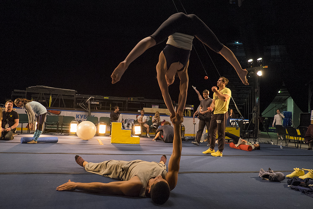 Зрозуміло, що за такі умови Cirque du Soleil чекає від артистів повної віддачі, неухильного виконання зобов'язань і еталонної пунктуальності