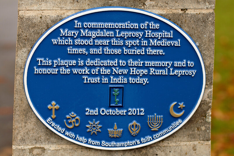 На згадку про госпіталі-лепрозорії (для хворих на проказу) Марії Магдалени, який в Середні століття стояв поруч з цим місцем, і про тих, хто тут спочиває