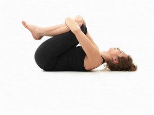 Необхідно лягти на спину, на видиху підтягти коліна до грудей і обхопити їх руками, на вдиху підтягти стегна ще вище до грудей