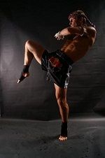 У тайському боксі дуже складно застосовувати часто удари руками, як наприклад в боксі або кікбоксингу