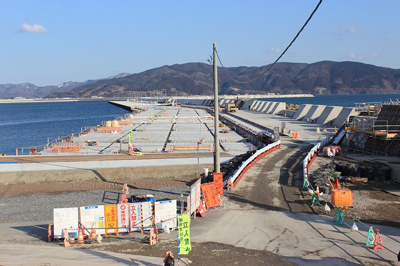 У риболовецькому порту Ісіномакі триває будівництво хвилеломів