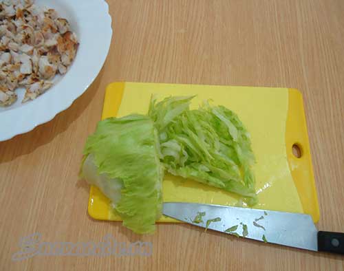 листочки салату помити і так само порізати