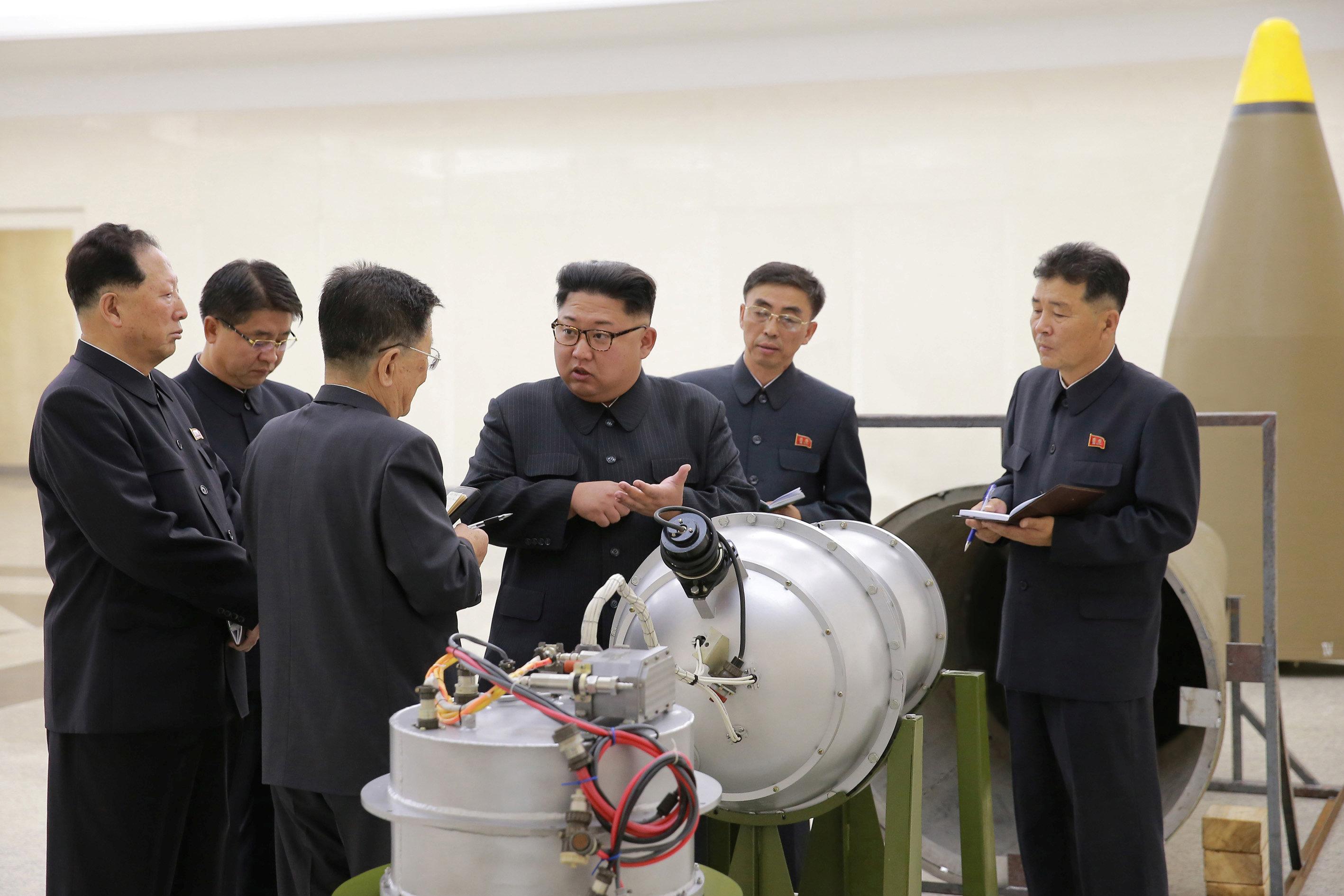 Напередодні, в суботу, 2 вересня, державні ЗМІ КНДР повідомили про відвідування Кім Чен Ином Інституту ядерних озброєнь, де йому   продемонстрували нібито термоядерну боєголовку   , Досить компактну для установки на балістичну ракету