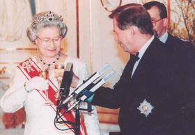 Єлизавета Друга з Вацлавом Гавелом   А Єлизавета Друга, навіть ще не будучи королевою Великобританії, отримала в подарунок від президента Чехословаччини Едуарда Бенеша сервіз «Сплендид» в 1947 році