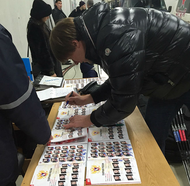 Василь Кошечкин, який не брав участі в матчі, залишив автографи на програмах для співробітників охорони «ВТБ Льодовий палац»