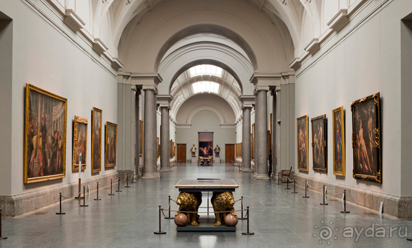 Перша колекція музею Прадо налічувала понад 300 картин, зараз тут зберігається понад 6 тисяч полотен, більше 400 скульптур і творів ювелірного мистецтва