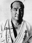 Почалося все в 1954 році, коли засновник стилю Кекусинкай, великий Мацутацу Ояма, прибув до Бангкока, щоб спробувати щастя в бою з непереможним бійцем муай-тай на прізвисько «Чорна Кобра»