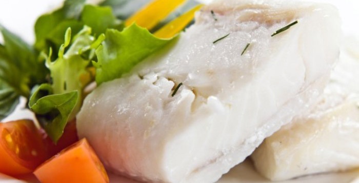 На вечерю стушкувати порцію білої риби (200 г), їжте з овочами, пізніше випийте склянку кефіру