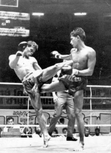 Тайський бокс (або муай тай) - спортивне єдиноборство, відрізняється наявністю ударів ліктями і колінами, захоплень і кидків