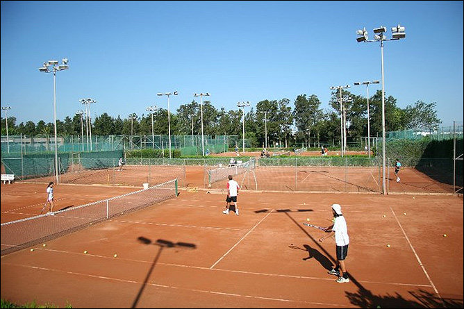 Якщо говорити про розташування, то тенісна школа розташовується в межах спортивного клубу Депортіво Саладар в містечку Силья, яке знаходиться в 15 км від Валенсії