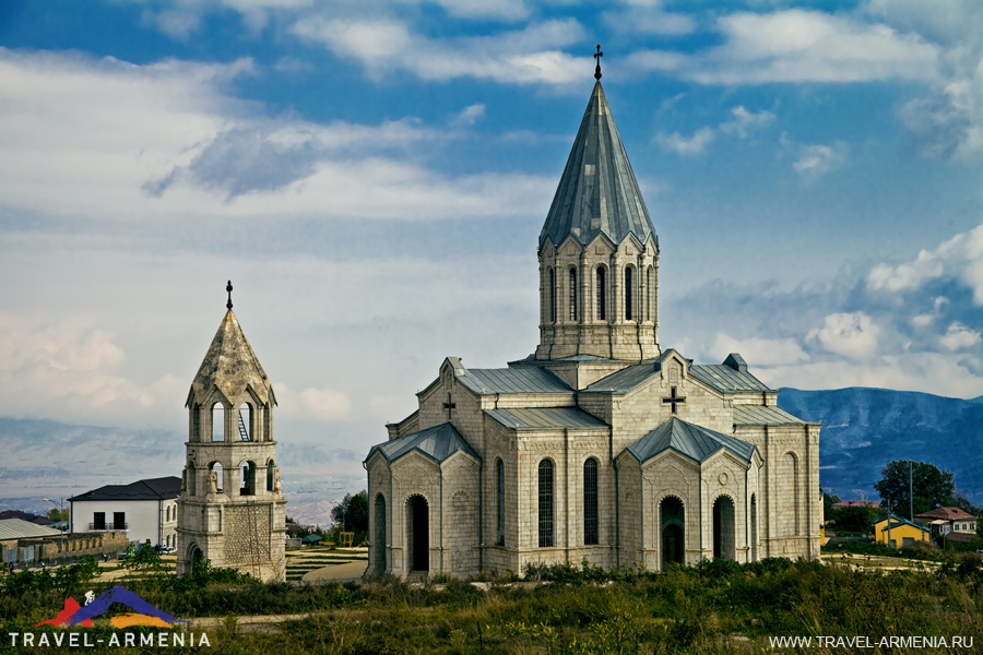 Є однією з найбільших вірменських церков (35 метрів в довжину, 23 метрів в ширину і 35 метрів у висоту)