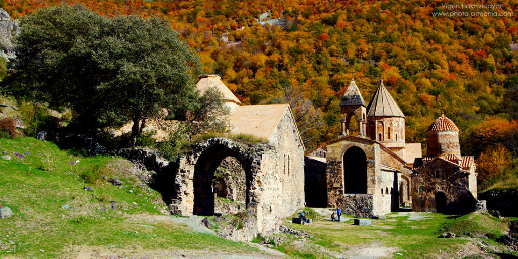 Друга версія відбувається з вірменських слів «хут» (пагорб) і «Ванк» (монастир): монастир на пагорбі