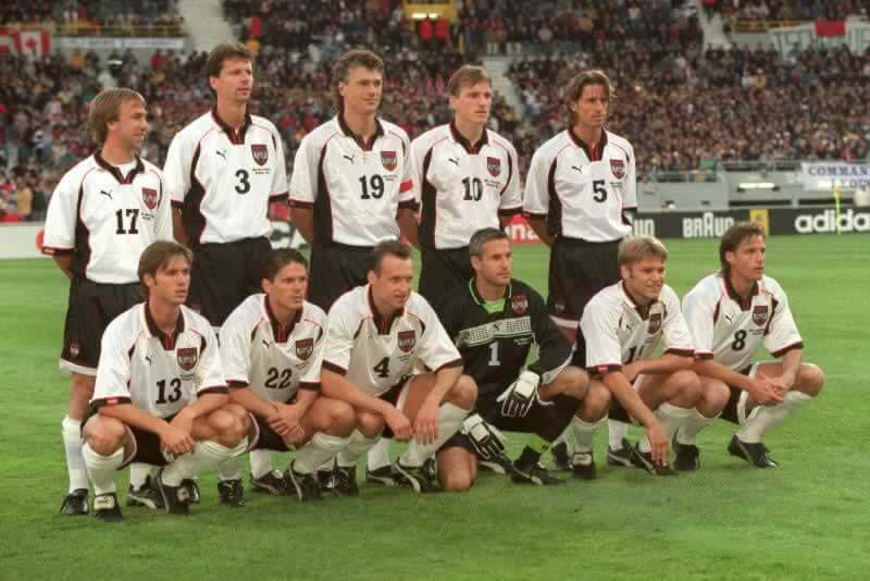 Причому на чемпіонаті світу 1982 року вони зіграли   сумно знаменитий матч   з командою ФРН, що закінчився з влаштовує обидві команди мінімальною перемогою німців
