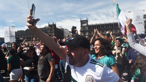 18 червня 2018, 13:27 Переглядів:   Тисячі мексиканців святкували перемогу команди в столиці