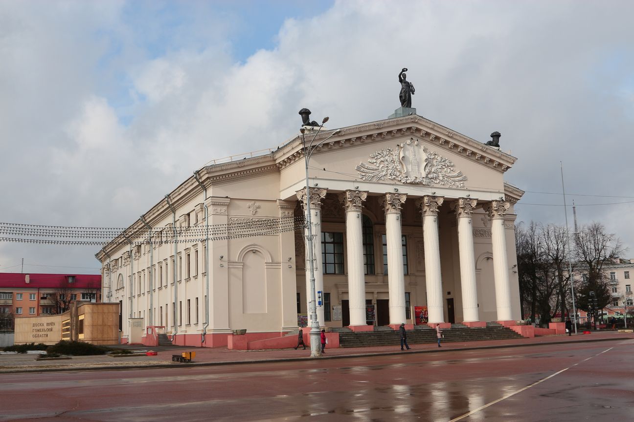 Гомельський облдрамтеатру був створений в 1939 році на основі акторського курсу народного артиста СРСР Леоніда Мироновича Леонідова (ГИТИС, м