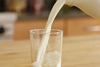 Варто придивитися до молока з додаванням кальцію: як показують дослідження, жінки спалювали більше жиру і калорій, коли отримували від 1 000 до 1 400 міліграм кальцію в день