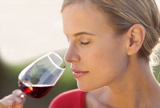 Дослідження показують, що помірно п'ють вино люди можуть похвалитися більш тонкою талією і меншою кількістю жиру на животі, ніж ті, хто віддає перевагу іншим алкогольні напої