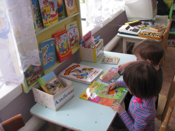 У такій зоні дитина в спокійній обстановці зможе вивчити потрібну йому книгу, поспілкуватися з нею подовше, розглянути ілюстрації