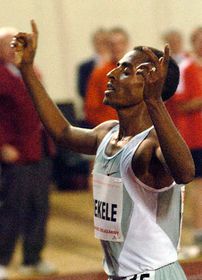 Кененіса Бекеле з Ефіопії (Фото: ЧТК)   Героями дня стали Кененіса Бекеле з Ефіопії, який поліпшив світовий рекорд в бігу на 10 кілометрів, і американка Стейсі Драгіла, яка встановила новий рекорд зі стрибків з жердиною