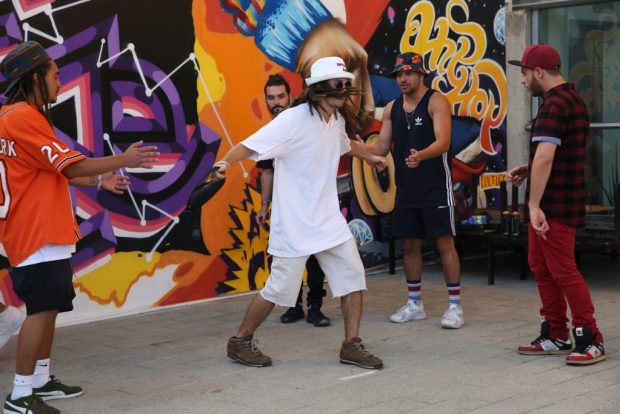 Яків «Поттер» Кравець, член групи «ЕйнСтопБлюз», чемпіонів Ізраїлю 2008 року, Доді Собель (відомий як One Love), художник графіті і малюнків на стінах, Елад «EBOX» Робак - бітбоксер, Катя «Катюха», художниця і танцівниця брейк -данса і художник Ліор «Свято» Коган, вчитель хіп-хопу і брейк-дансу